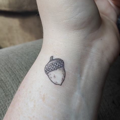 Acorn tattoo Nut Tattoo, Thimble Tattoo, Tattoo Mushroom, Pinecone Tattoo, Seed Tattoo, Acorn Tattoo, Button Tattoo, Mushroom Tattoos, Vine Tattoos