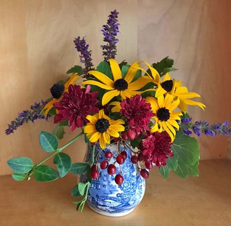 A garden flower arrangement of Black Eyed Susans, chrysanthemums, salvia, berries and vinca. Black Eyed Susan Arrangement, Black Eyed Susan Bouquet, Wildflower Arrangements, Black Eyed Susan Flower, Local Flowers, Black Eyed Susans, Home Flower Arrangements, Sunflower Centerpieces, Arranging Flowers