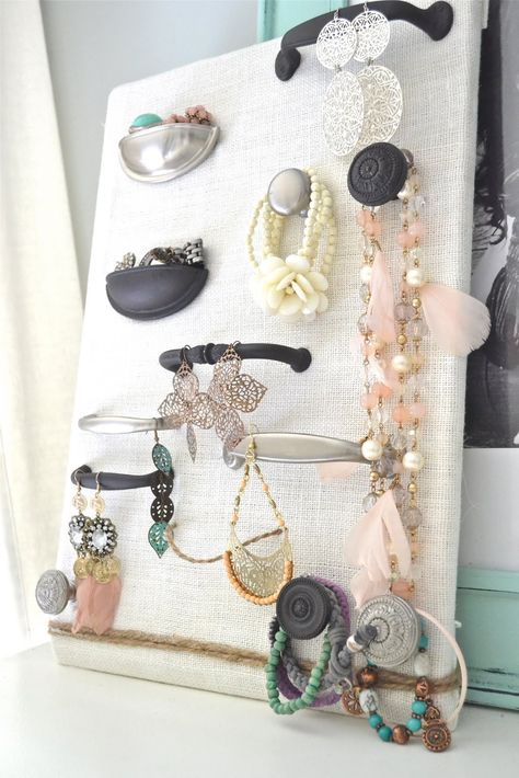 Brilliant Ways to Use Drawer Pulls & Handles You've Never Thought Of Hardware Jewelry, Diy Jewelry Holder, Jewelry Holders, Jewelry Organizer Diy, Organizing Ideas, Jewelry Armoire, Jewelry Display, Diy Schmuck, Diy Organization