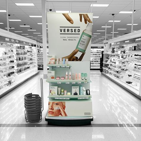 A beauty endcap at Target featuring clean and fresh graphics to match Versed branding. Light colors with each product prominently displayed. #design #beauty #target #bright #white #clean In Store Display Design, Beauty Visual Merchandising, Endcap Display Ideas, Product Display Design, Beauty Product Display, Target Display, Store Product Display, Retail Display Design, Product Merchandising