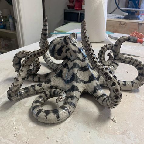 Octopus Ceramics Pottery, Ceramic Octopus Sculpture, Octopus Sculpture Clay, Air Dry Clay Octopus, Octopus Clay Sculpture, Octopus Ceramics, Ceramic Pottery Art Ideas, Octopus Pottery, Ceramic Octopus