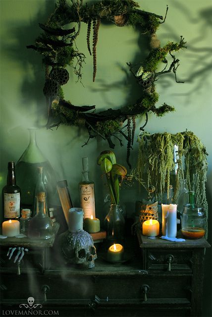 Bayou wreath, made out of branches, dried fungus, moss and other natural elements. Dekorasi Halloween, Hallowen Ideas, Casa Halloween, Halloween Prop, By Any Means Necessary, Halloween 2014, Photoshoot Idea, Witch Decor, Theme Halloween