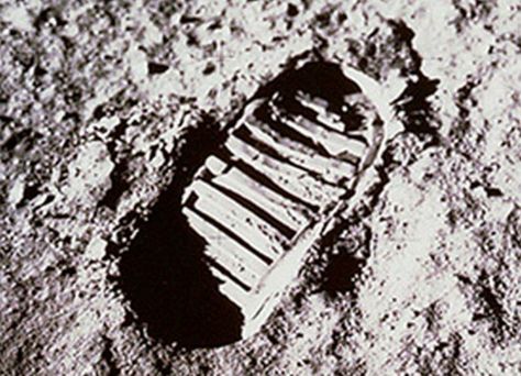 Footprints on the moon Apollo 11 Moon Landing, Back To The Moon, Apollo 11 Mission, Lunar Landing, Nasa Apollo, Moon Walk, Buzz Aldrin, Moon Missions, Neil Armstrong