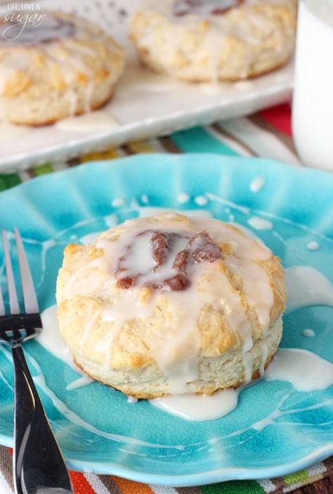 Copycat Bojangles Cinnamon Biscuits! Soft buttermilk biscuits with a cinnamon filling and vanilla glaze! Amazing! Life Love And Sugar, Cinnamon Biscuits, Cinnamon Filling, Easy Biscuit Recipe, Flaky Biscuits, Biscuits Easy, Vanilla Glaze, Biscuits Recipe, Buttermilk Biscuits