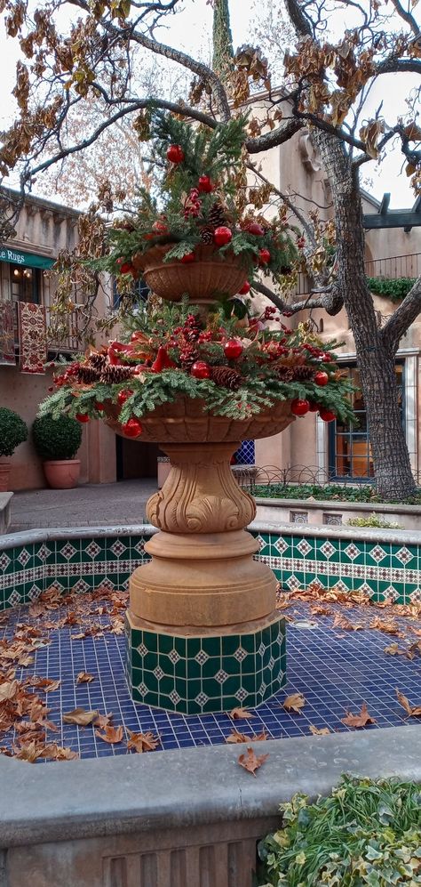 Christmas Fountain Decorations, Fountain Decor, Yard Fountain, Courtyard Ideas, Water Fountains Outdoor, Outdoor Fountain, Fountains Outdoor, Christmas Yard, Water Fountain