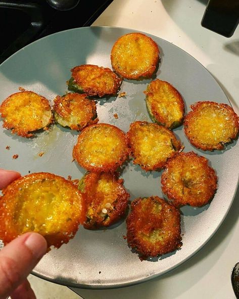 Make Crispy “Fried Pickle” Chips Using Only Pickles, Cheese And A Muffin Pan Fried Pickles In Muffin Pan, Cheese Pickles In Muffin Tin, Appetizers In Mini Muffin Tins, Cheese Pickles Oven, Pickles And Cheese In Oven, Pickle Chips With Cheese, Cheese Pickle Chips, Oven Fried Pickles, Easy Fried Pickles