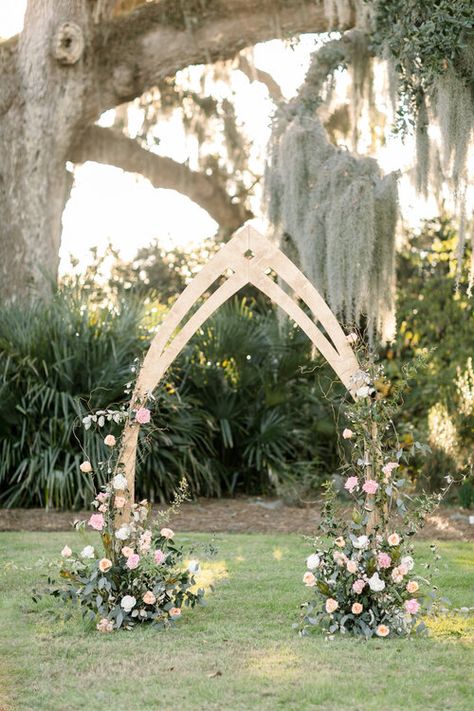 Cathedral Arch Wedding Backdrop, Pointed Wedding Arch, Cathedral Wedding Arch, Vintage Wedding Arch Ideas, Wedding Arbors Outdoor Ceremony Arch, Unique Wedding Altar Ideas, Non Traditional Wedding Arch, Cheap Wedding Arch Ideas Diy, Wooden Arches For Weddings