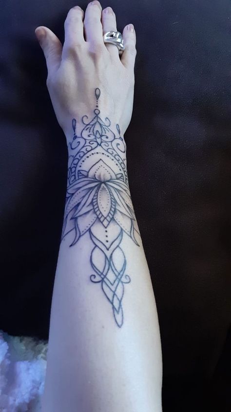 Top Arm Tattoo Women, Mandala Tattoo Sleeve Women, Wrist Hand Tattoo, Simple Lotus Flower Tattoo, Lotus Flower Tattoos, Lotusblume Tattoo, Hand Tattoo Designs, Jagua Henna, Inner Forearm Tattoo