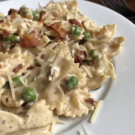 One Pot Bacon and Pea Bow Ties Pasta With Peas And Bacon, Bow Tie Pasta Recipe, Pasta With Peas, Bow Tie Pasta, One Pot Pasta Recipes, Carbonara Recipe, Bacon Pasta, Vegan Pasta Recipes, Pasta Ingredients