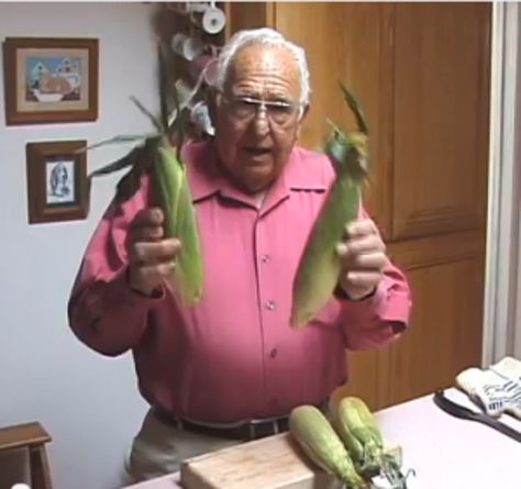 Learn This Trick To Cook Corn On The Cob With No Silky Strings [VIDEO] Shucking Corn, Cook Corn, Easy Corn, How To Cook Corn, Ears Of Corn, Microwave Cooking, Fool Proof, Corn On The Cob, Corn On Cob