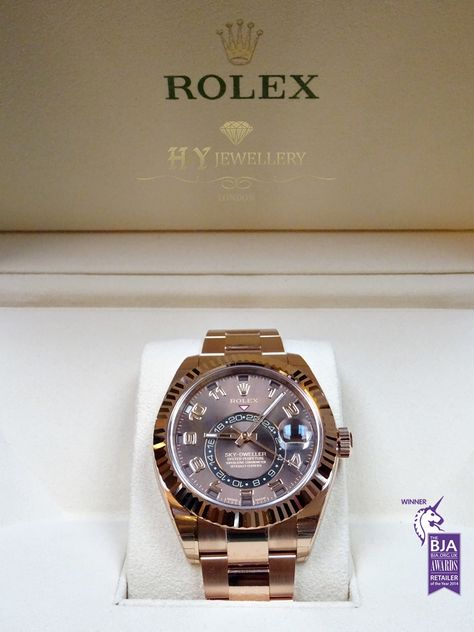 Jewellery Cake, Rolex Sky Dweller, Rolex Wrist Watch, Black And Gold Watch, Nice Watches, Mens Rose Gold Watch, Luxury Clock, Nice Watch, Sky Dweller