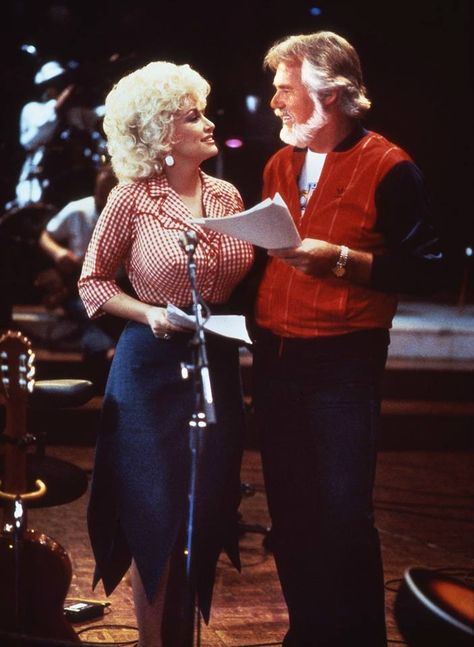 http://abcnews.go.com/GMA/video/kenny-rogers-dolly-parton-reunite-duet-20287552 Dolly Parton Kenny Rogers, Dolly Parton Costume, Dolly Parton Pictures, Classic Jazz, Kenny Rogers, Country Musicians, Adult Halloween Party, Country Music Stars, Country Artists