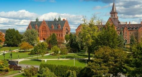 University of Vermont packing list University Of Vermont, New England Aesthetic, Oxford College, Burlington Vermont, College Aesthetic, Dream College, Lake Champlain, University Life, Career Planning