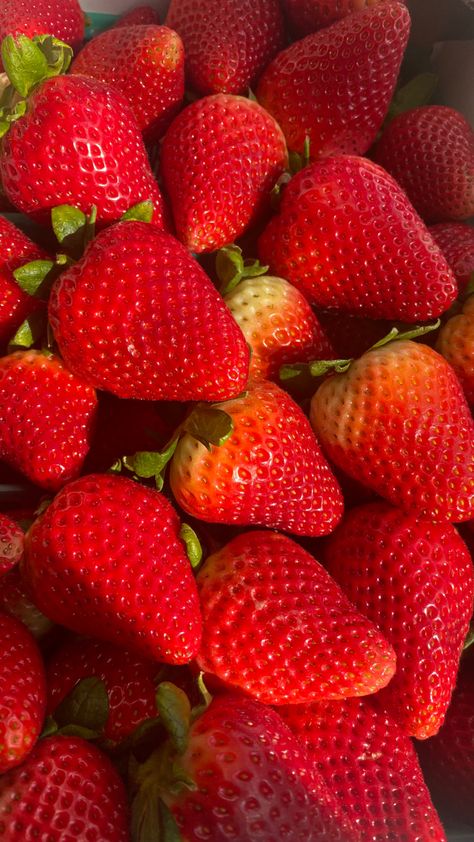 Strawberries, fruit, cottage core Healthy Food Motivation, Beautiful Fruits, Tapeta Pro Iphone, Pretty Food, I Love Food, Aesthetic Food, Food Inspiration, Love Food, Strawberries