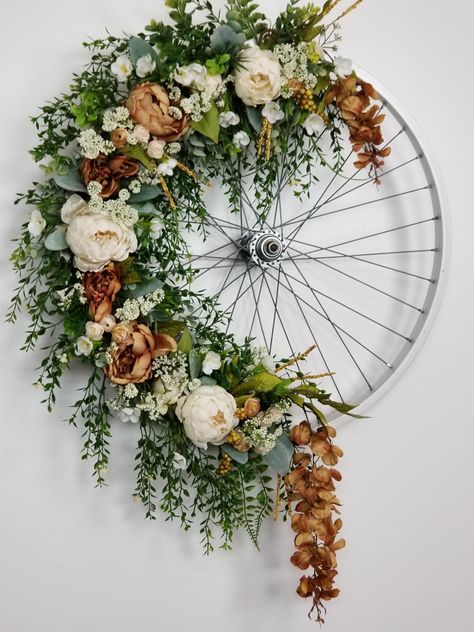 Beautiful customized bicycle wheel wreath. Find more at www.g-rdesign.com  #bicyclewheelwreath Dekoratívne Vence, Decoration Evenementielle, Colors 2023, Wheel Decor, Drawing Flowers, Bicycle Wheel, Exterior Remodel, 2023 Trends, Flowers Wallpaper