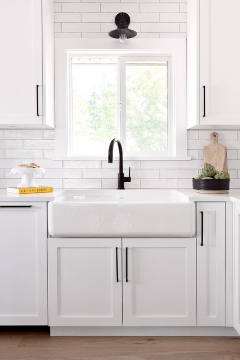 Country Kitchen Backsplash, Kitchen Sink Ideas, White Farmhouse Sink, White Porcelain Tile, Sink Ideas, White Subway Tile Backsplash, Black Countertops, White Shaker Cabinets, Grey Countertops