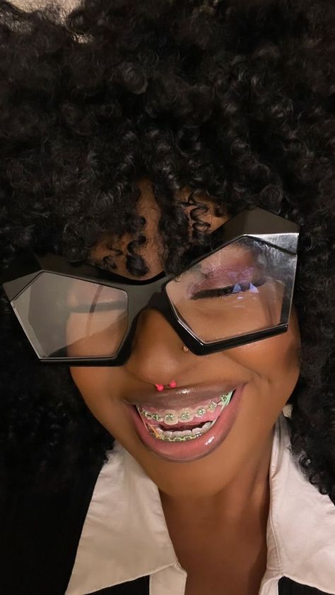 Braces Black Women, Brace Colors, Dental Braces Colors, Braces Colors Combinations, Braces For Teeth, Pink Braces, Braces Ideas, Green Braces, Braces Colors Ideas