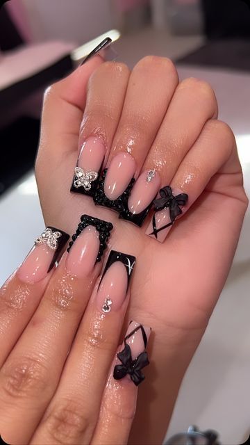 •𝙽𝚊𝚒𝚕𝚜𝙱𝚢𝙱𝚛𝚎𝚗𝚍𝚊🤍• on Instagram Girly Black Nails, Bow Nails Square, Black Short Acrylics, Cute Nails With Bows, Black French Tip With Bow, Nail Ideas With Bows, Black Charm Nails, New Years Nail Designs Black, Nails With Bows On Them