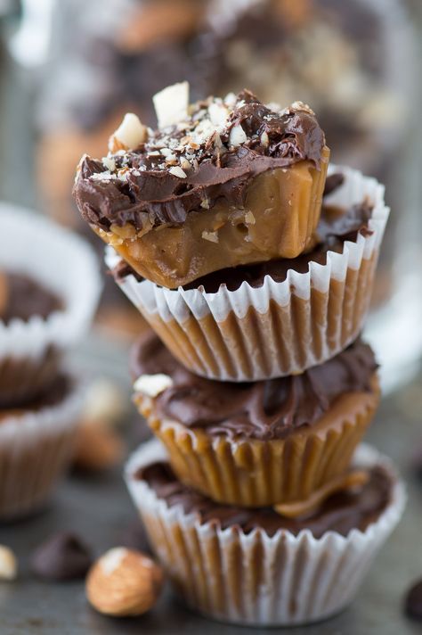 Homemade almond toffee bites made in a mini muffin pan, which is genius! This is the best homemade candy! Great for the holidays and gift giving. Toffee Bites, Oat Cake Recipes, English Toffee Recipe, Salted Toffee, Salted Caramels, Baking List, Homemade Toffee, Almond Toffee, Candy Ideas