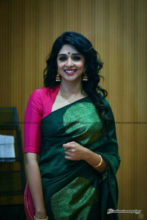 Nyla Usha, Net Saree Blouse Designs, Green Blouse Designs, Saree Jackets, Blouse Designs High Neck, Cotton Saree Blouse Designs, Brocade Saree, Cotton Blouse Design, Simple Saree Designs