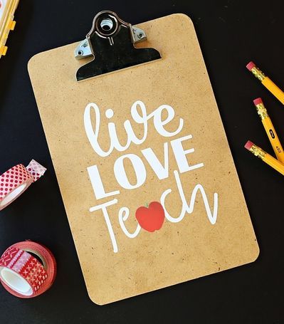 VIDEO - Make this easy and darling clipboard for Teacher Appreciation Week or just a thank you gift! This cut is perfect for a tote, mug, clipboard, canvas, tshirt and more! | Crafting with Kim Byers at The Celebration Shoppe Tracher Gifts, Clipboard Crafts, Easy Teacher Gifts, Teacher Gift Baskets, Teachers Diy, Vinyl Gifts, Diy Teacher Gifts, Teacher Christmas Gifts, Teacher Appreciation Week