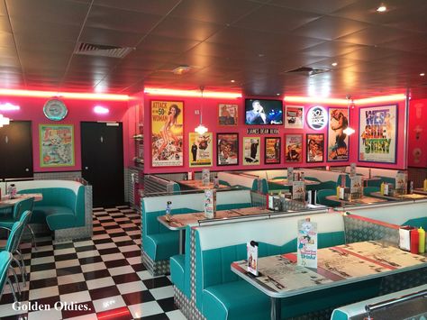 Littlebit like pop's in Riverdale 80's cafe 💛💜💚💙 Retro Style Restaurant, 80s Diner, 1950 Diner, Diner Aesthetic, 1950s Diner, 50's Diner, 50s Diner, Kitchen Theme, Diner Decor