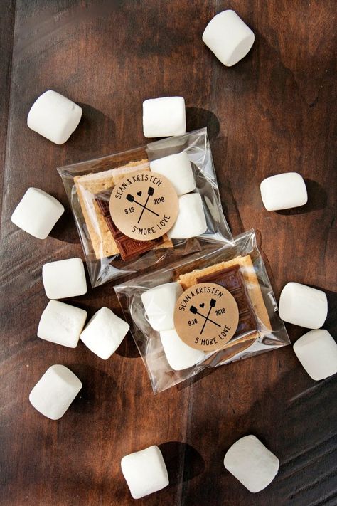 Camping Theme Wedding, Smores Wedding Favors, Creative Wedding Favors, Inexpensive Wedding Favors, Cheap Favors, Wedding Table Names, Elegant Wedding Favors, Bridal Shower Diy, Etsy Wedding Favors