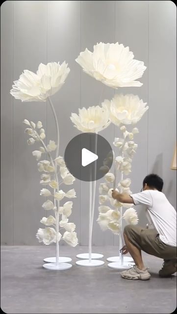 Giant Flowers Wedding, Giant Flower Backdrop, Hobby Aesthetic, Unique Event Decor, Large Floral Arrangements, Large Flower Arrangements, Flower Installation, Wedding Buffet, Craft Decor