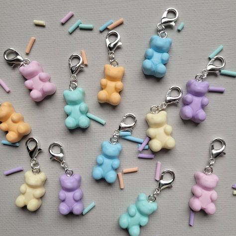 🐻 Handmade Polymer Clay Pastel Gummy Bear Stitch Markers 🐻 Super cute little bears! These gummy bear stitch markers are handmade by myself using polymer. Choose from either a set of 6 (one of each colour) or individual. Each stitch maker can be fitted with either a  12mm Lobster clasp 14mm Open Latch Clasp 12mm Jump Ring (suitable for Knitting needles) Coordinating pastel crochet hooks avaliable also on separate listing. PLEASE NOTE THAT ROYAL MAIL INTERNATIONAL STANDARD DOES NOT INCLUDE THE O Ceramic Gummy Bear, Clay Gummy Bears, Handmade Crochet Hook, Pastel Crochet, Clay Bear, Arts And Crafts For Adults, Clay Magnets, Diy Ceramic, Polymer Crafts