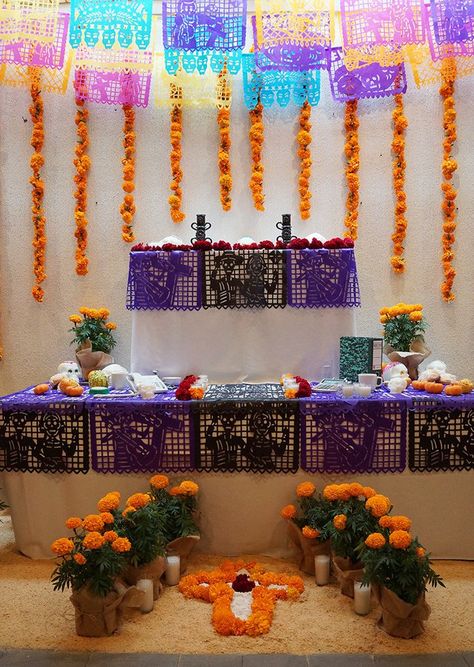 Day of dead altar / Altar para el Día de Muertos // casahaus.net Day Of The Dead Diy, Dia De Los Muertos Decorations Ideas, Lovely Lines, Day Of The Dead Party, Easy Halloween Party, Day Of Dead, The Day Of The Dead, My Memories, All Saints Day