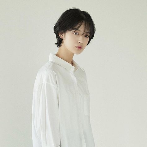 𝕔𝕙𝕒𝕚𝕪𝕦𝕟𝕜𝕚 ︴grown two block! Two Block Haircut, Ulzzang Hair, Androgynous Hair, Short Hair Tomboy, Korean Short Hair, Asian Short Hair, Hair Inspiration Short, Have Inspiration, Shot Hair Styles