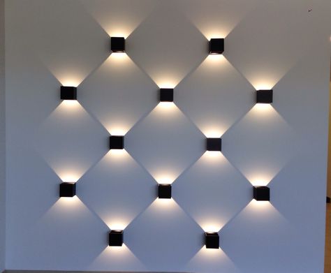 Led light wall...the shadows create the multidimensional effect...would look great indoors or out. Home Lighting Design, Deco Luminaire, Wall Lighting Design, Backyard Lighting, House Outside Design, Wall Decor Design, Lighting Design Interior, False Ceiling Design, घर की सजा��वट