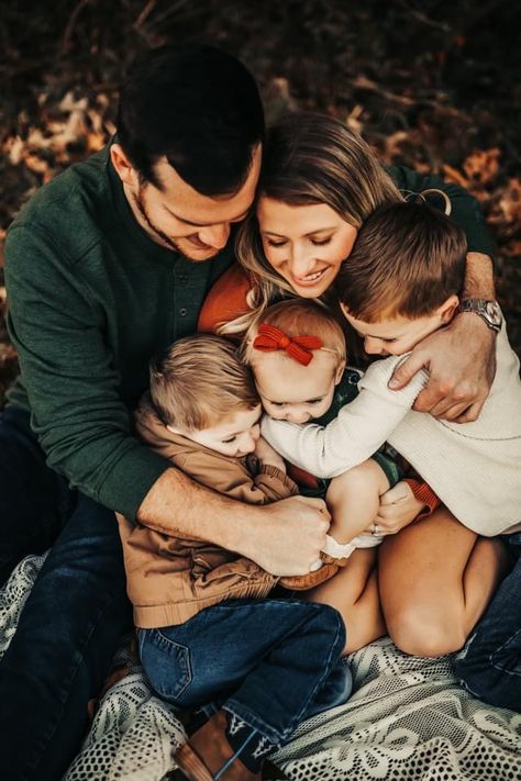 Family Photo Poses Young Children, Family Christmas Pictures Family Of 5, Indoor Fall Family Photoshoot, Creative Fall Family Photoshoot, Family On Blanket Photos, Family Pictures By Christmas Tree, Family Photos With Tripod, Family Pictures Outside Fall, Family At Christmas Aesthetic