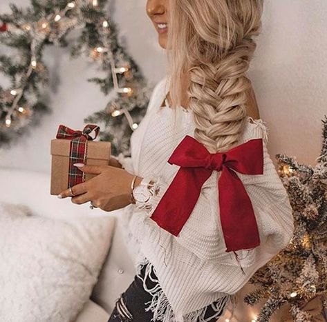 Photoshoot With Braids, Christmas Hairstyle, Outfits Minimalist, Stacked Bob Haircut, Christmas Hairstyles, Long Bob Hairstyles, Pretty Christmas, Shoes Luxury, Christmas Hair