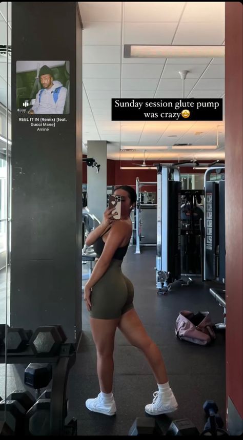 How To Pose In Gym Mirror, Glute Pump Mirror Selfie, How To Pose For Gym Selfies, Workout Selfie Mirror, Gym Selfie Poses Women, Gym Mirror Selfie Female, Workout Mirror Selfie, Gym Mirror Pics, Workout Poses