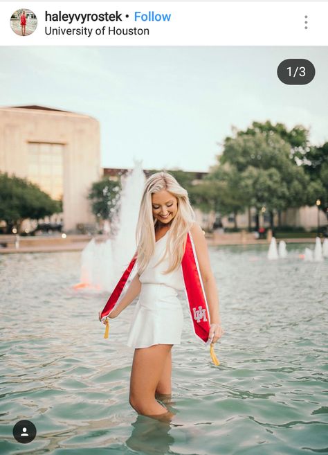 In the fountain Fountain Picture Poses, Fountain Graduation Pictures, Creative Graduation Photoshoot, Photo Ideas With Friends, Photoshoot Ideas For Couples, Msw Graduation, Graduation Photoshoot Ideas, Grad Photo Ideas, Grad Invites