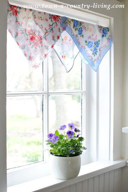 Using vintage handkerchiefs in every day decor - Jennifer Rizzo Cortinas Country, Porche Vintage, Unique Window Treatments, Vintage Hankies, Casa Country, Interior Vintage, Living Modern, Vintage Handkerchiefs, Pink Bathroom