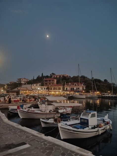 𝐒. on Twitter: "summer nights 🍷🩰🌙🏛🌟 https://t.co/tMGDPOAAEu" / Twitter Greek Night Aesthetic, European Night Aesthetic, Mediterranean Night Aesthetic, Greece At Night Aesthetic, Medeteranian Summer Aesthetic, Greece Islands Aesthetic, Greek Vacation Aesthetic, Greece Island Aesthetic, Summer Greece Aesthetic