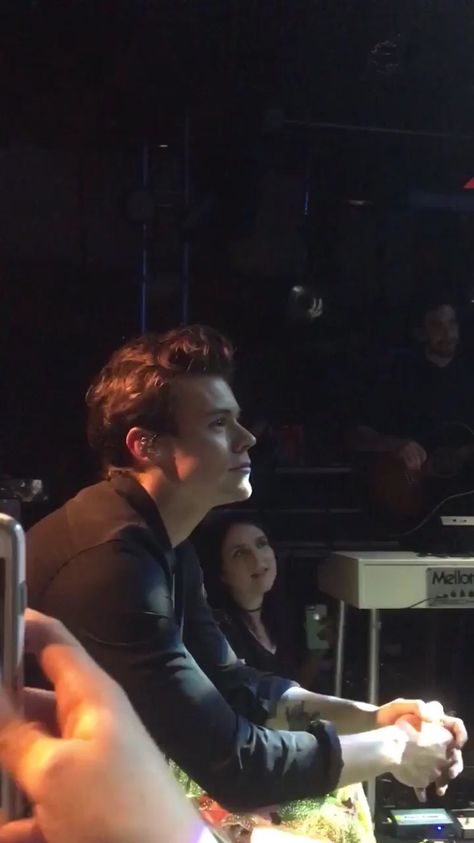 Harry ❤loves her as much as I do! He's something special!When you're sharing the stage with one of your idols - Harry listening to Stevie Nicks Troubadour LA May 19, 2017 Harry Styles Troubadour, Sun Bird, Harold Styles, Harry 1d, Camila Morrone, Fav Person, Harry Styles Cute, Haikou, Harry Styles Wallpaper