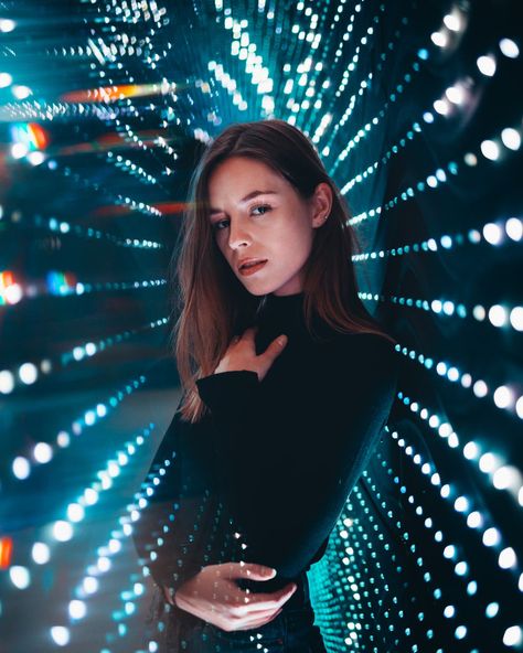 8 Prism Photography Tips and Ideas - 42West, Adorama Prism Photoshoot, Prism Photography, A Level Photography, Skin Paint, Photography Inspiration Portrait, Portrait Photography Women, The Shot, Cool Poses, Lens Flare