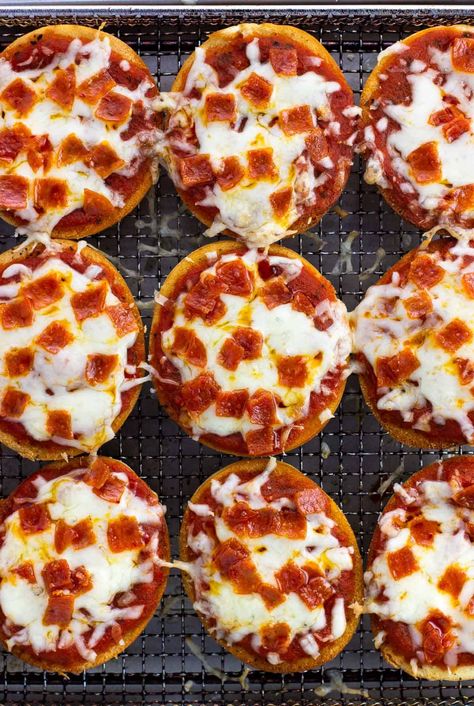 Pizza Bagels In Air Fryer, Mini Bagel Bites, Mini Pizza Bagels, Toaster Oven Pizza, Mini Bagel Pizza, Cuisinart Recipes, Air Fryer Pizza, Small Pizza, Mini Bagels