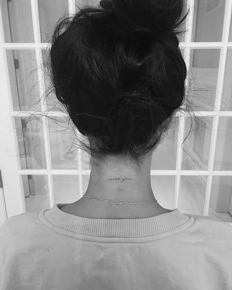 Diy Tattoo Permanent, Tattoo Diy, Ear Tattoos, Tattoo Trend, Back Of Neck Tattoo, Neck Tattoos Women, Women's Tattoo, Diy Tattoo, Dainty Tattoos