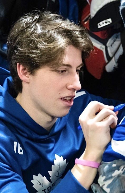 Nhl Wallpaper, Mitch Marner, Boys Hockey, Hot Hockey Players, Cute Guy Pics, Hockey Humor, Sports Boys, Hockey Goalie, Nhl Players