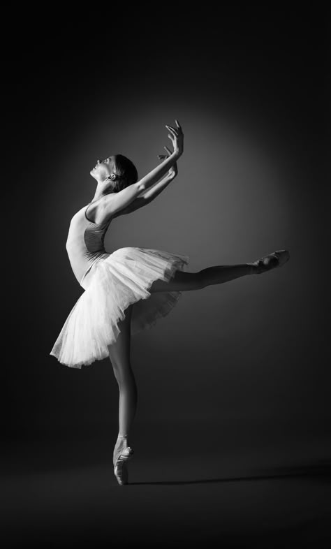 Ballerina Portrait Photography, Ballet Silhouette Photography, Ballerina Photography Black And White, Ballet Portrait Photography, Black And White Dance Photography, Ballerina Poses Photography, Ballet Headshots, Dancing Portrait, Ballet Portraits