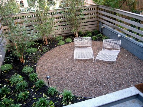 Like the dark bark chips and the round gravel patio Pebble Patio, Pea Gravel Patio, Small Patio Design, Gravel Landscaping, Concrete Patios, Gravel Patio, Gravel Garden, Pea Gravel, Patio Flooring