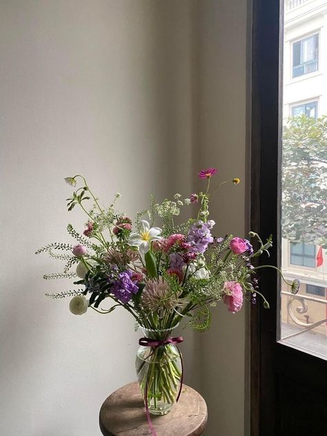 Bouquet In A Vase, Bouquet Champetre, 귀여운 음식 그림, Flowers In Vase, Flowers Vase, Boquette Flowers, Flower Vase Arrangements, Nothing But Flowers, Flower Therapy