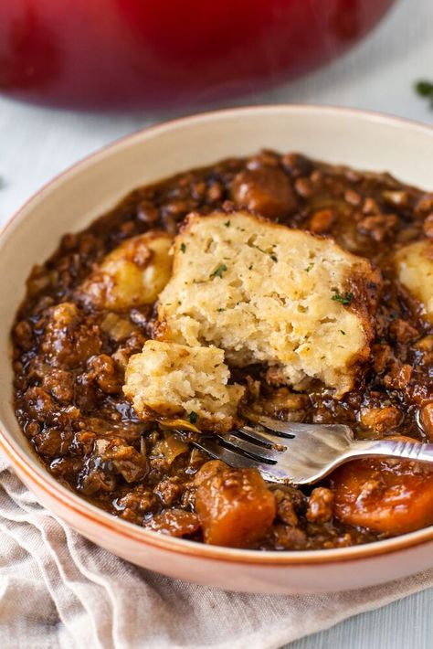 Suet dumplings are a British classic – especially served with a rich, gravy-based stew! Here’s how to make perfect suet dumplings. We ate stew and dumplings regularly when I was growing up, and it’s still one of my favourite dinners. There’s nothing more comforting than a bowlful of rich veggie stew. And the best bit: fluffy suet dumplings!Dumplings are practically a British institution, but if you’re never made them before, here’s how to make perfect suet dumplings! What are suet… British Beef Stew, Suet Dumplings, Suet Recipe, Gluten Free Dumplings, British Food Traditional, Veggie Stew, Savoury Mince, Vegetarian Stew, Vegan Dumplings