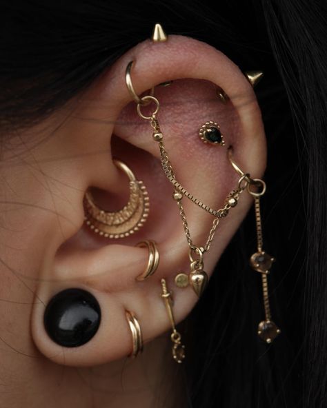 Full Ear Piercings, Cool Ear Piercings, Pretty Ear Piercings, Multiple Ear Piercings, Ear Style, Types Of Piercings, Stacked Earrings, Body Jewelry Piercing, Dope Jewelry