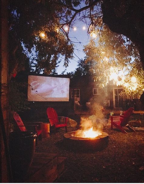 Backyard campfire Backyard Party Fire Pit, Backyard Campfire Aesthetic, Backyard Bonfire Ideas, Campfire Backyard, Backyard Bonfire Party, Outdoor Bonfire, Bonfire Ideas, Old Money Home, Backyard Campfire