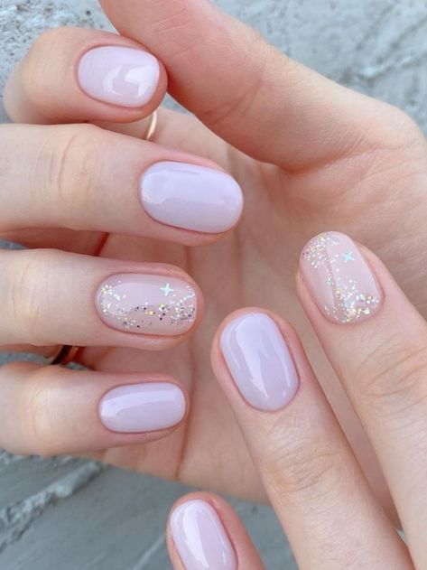 light pink nails with glitter accent Nail Korean Style Summer, Summer Korean Nails, Light Summer Nails, Korean Summer Nails, Summer Nails Korean, Cute Korean Nail Designs, Korean Nails Short, Korean Nail, Glitter Manicure